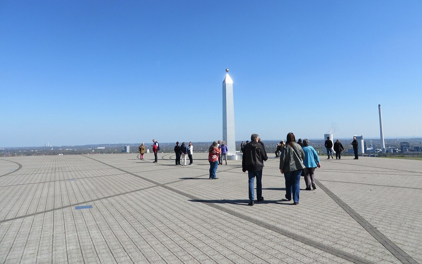 Eine Wandergruppe an der Sonnenuhr.