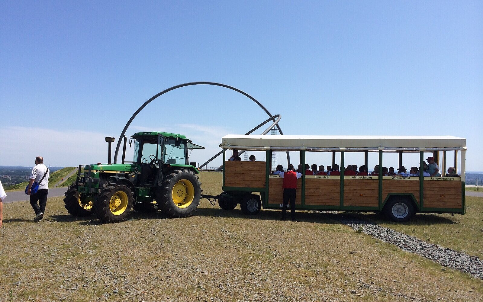 Barrierefrei mit dem Planwagen bis auf den Gipfel. Barrierefrei mit dem Planwagen bis auf den Gipfel.