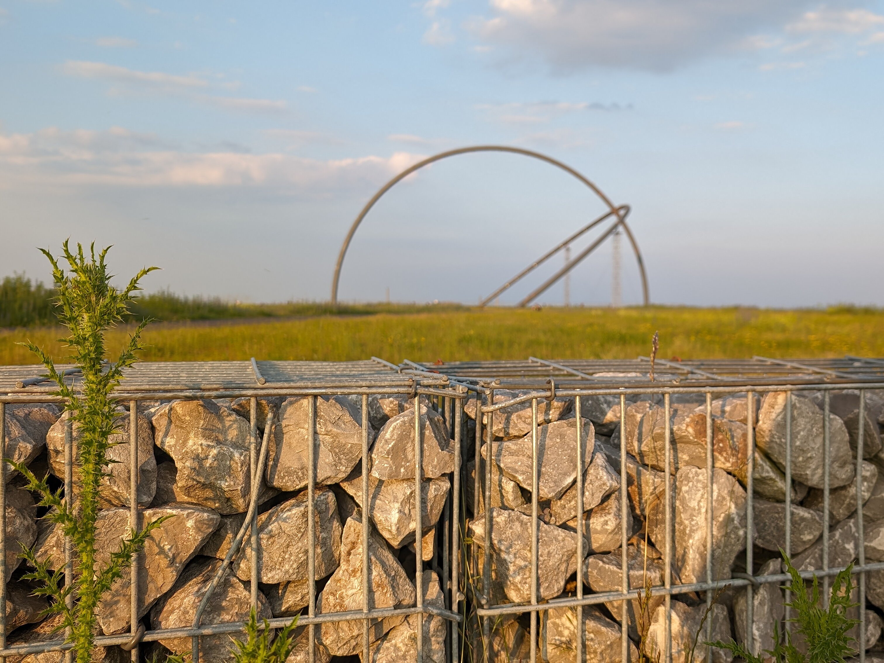 Das Horizontobservatorium auf der Halde Hoheward aus der Ferne Das Horizontobservatorium auf der Halde Hoheward aus der Ferne, im Vordergrund eine Steinmauer