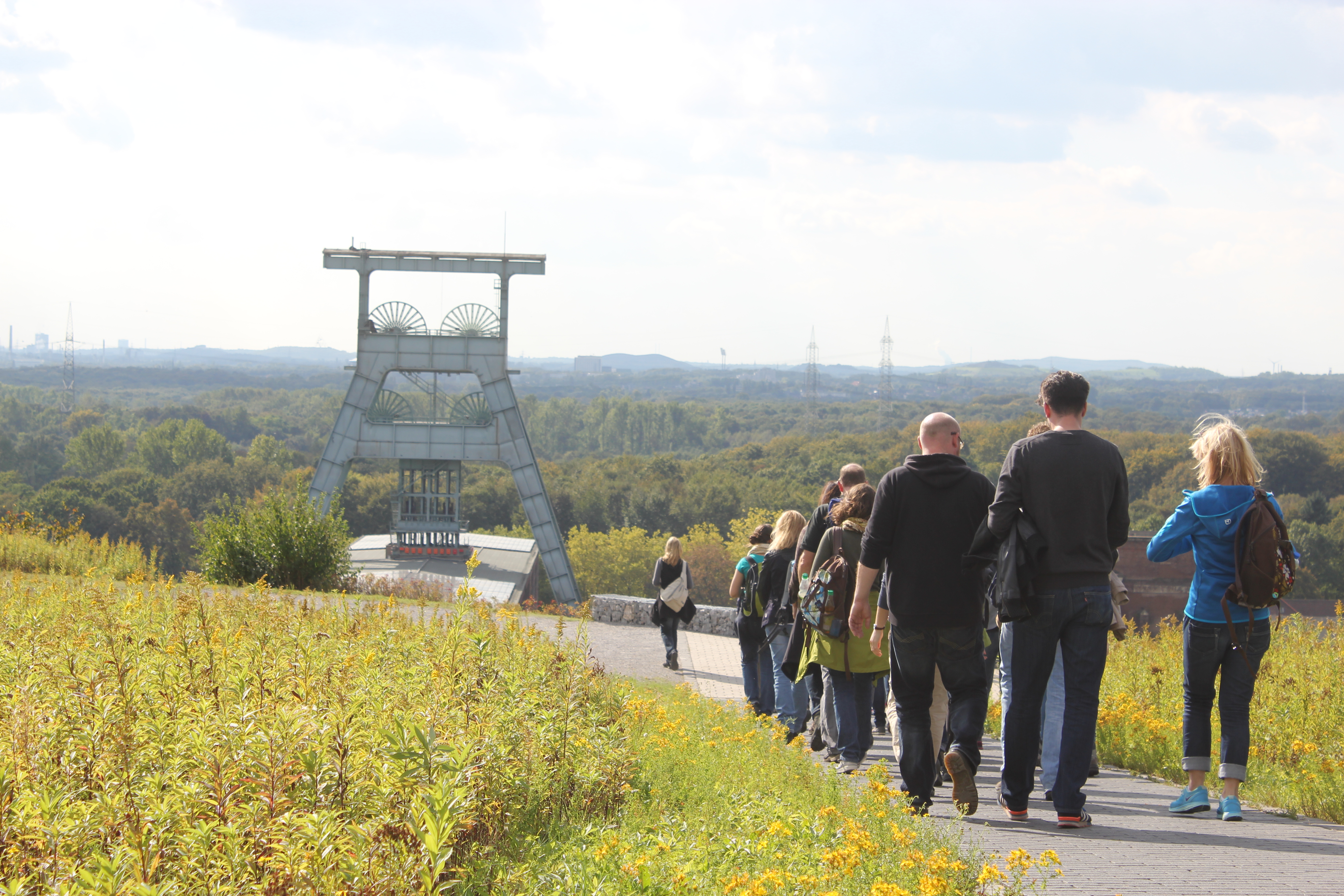 Haldenwanderung auf Hoheward mit Blick auf Schacht VII