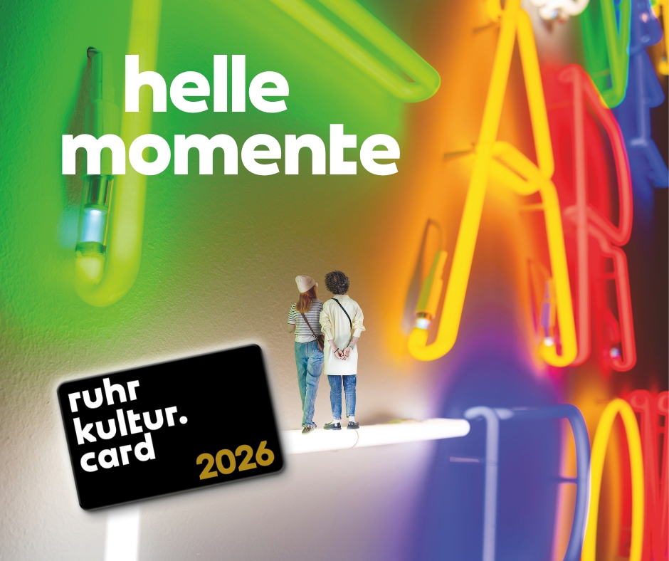 RKC_2026_940x788px_RTG Auf dem Bild ist die neue Ruhrkultur.card 2026 mit der Aufschrift "Ruhr kulltur. card 2026" zu sehen, vor einem leuchtend buntem Hintergrund zu sehen. In weißer Schrift steht dort "helle Momente"-